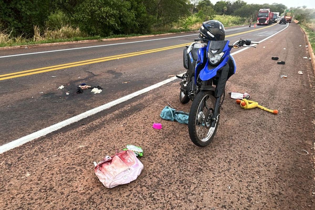 Passageira tem perna amputada após acidente entre caminhão e moto em MS