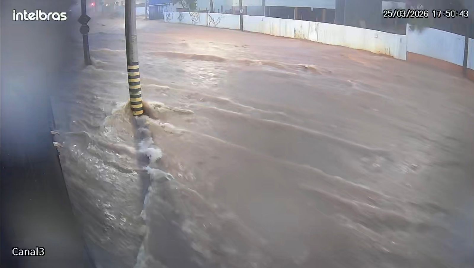 Vídeo mostra Avenida Nações Unidas virar 'rio' em pouco mais de 2 minutos durante temporal em Bauru