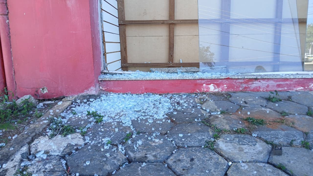 Motorista perde o controle de veículo e atinge vidraça de loja em avenida de Presidente Prudente