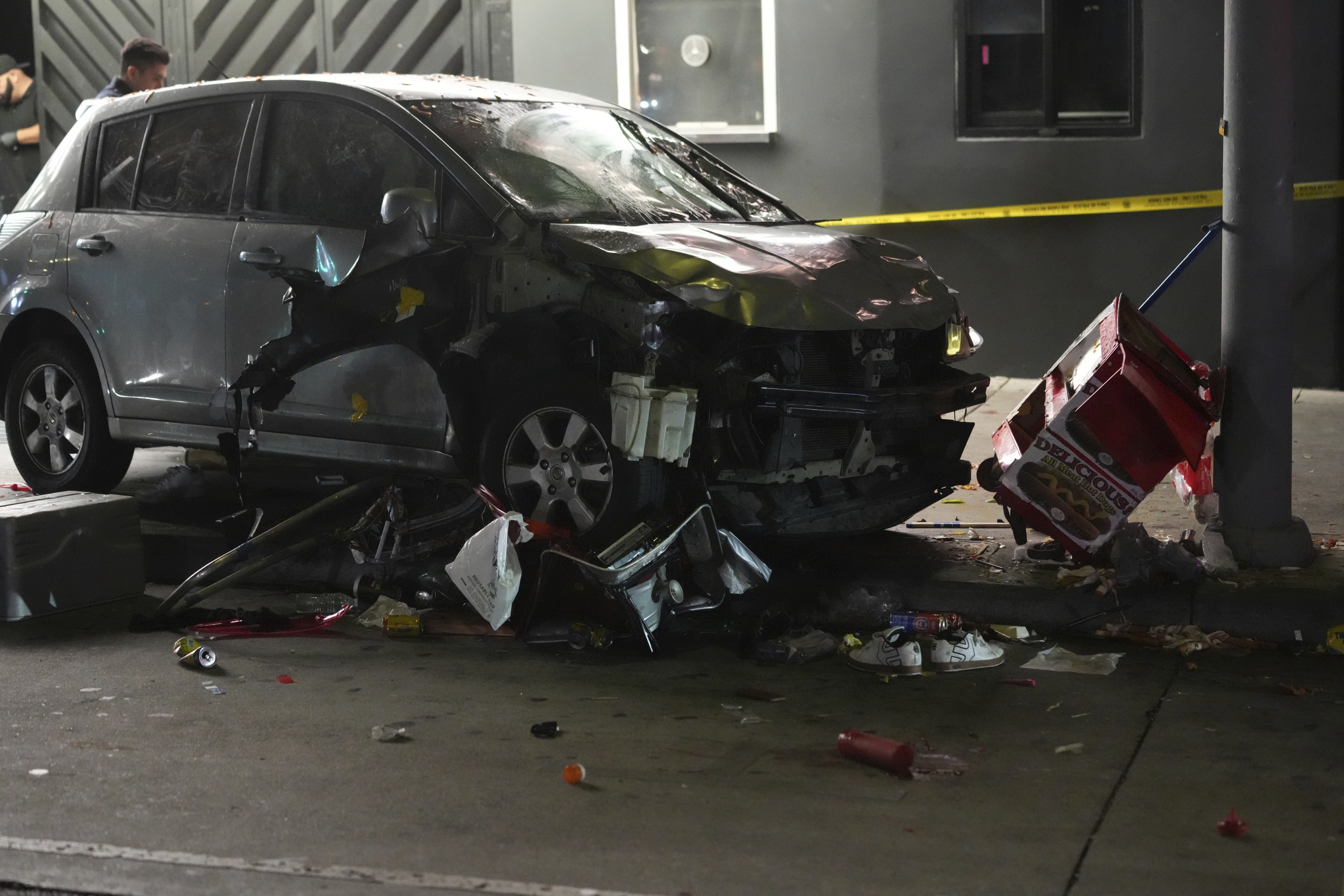 Motorista que atropelou 30 pessoas em Los Angeles foi baleado e agredido por populares, diz polícia