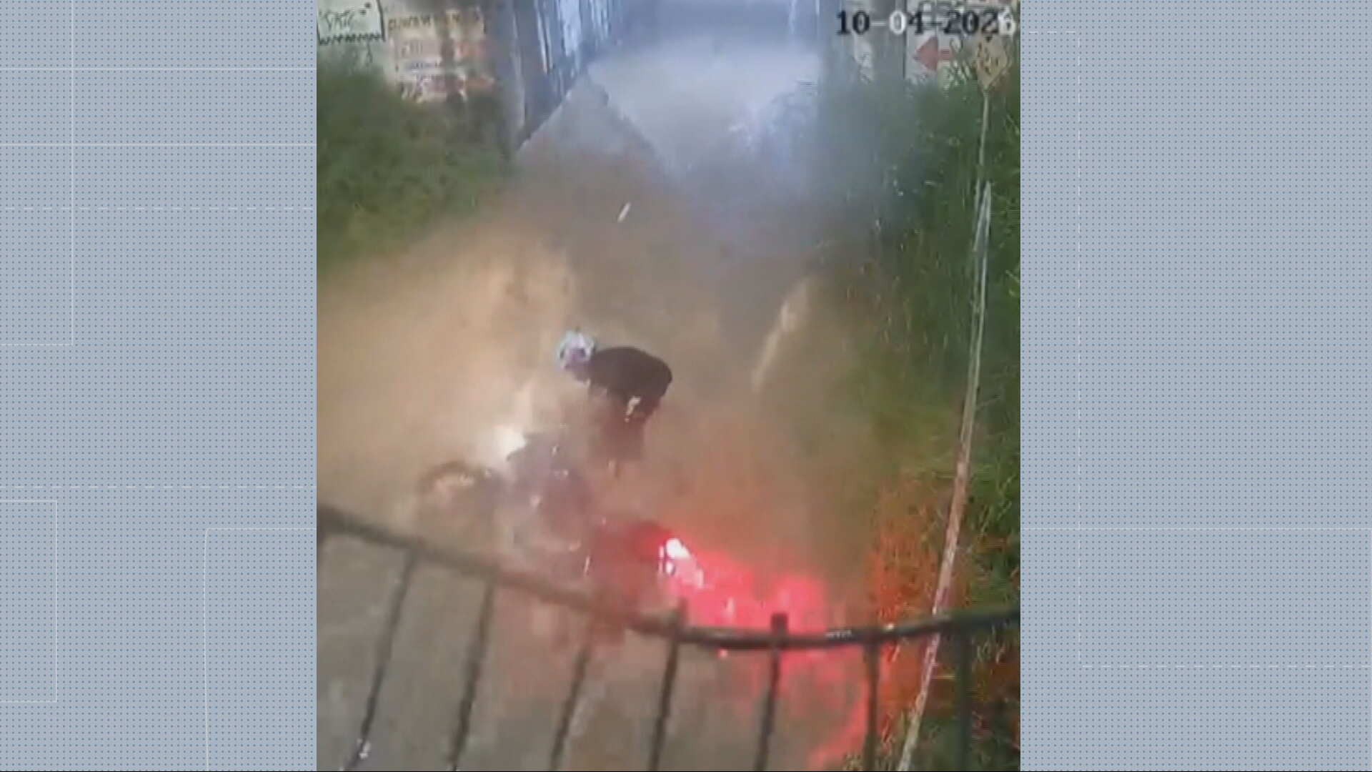 Motociclista é levado por enxurrada em Betim e consegue se salvar; VÍDEO