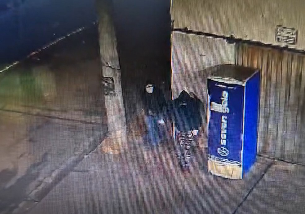 2 de 2
Criminosos levaram o celular do frentista, R$ 150 do caixa e a chave do carro da v&iacute;tima antes de fugir em It&aacute;polis &mdash; Foto: C&acirc;mera de Seguran&ccedil;a/Reprodu&ccedil;&atilde;o