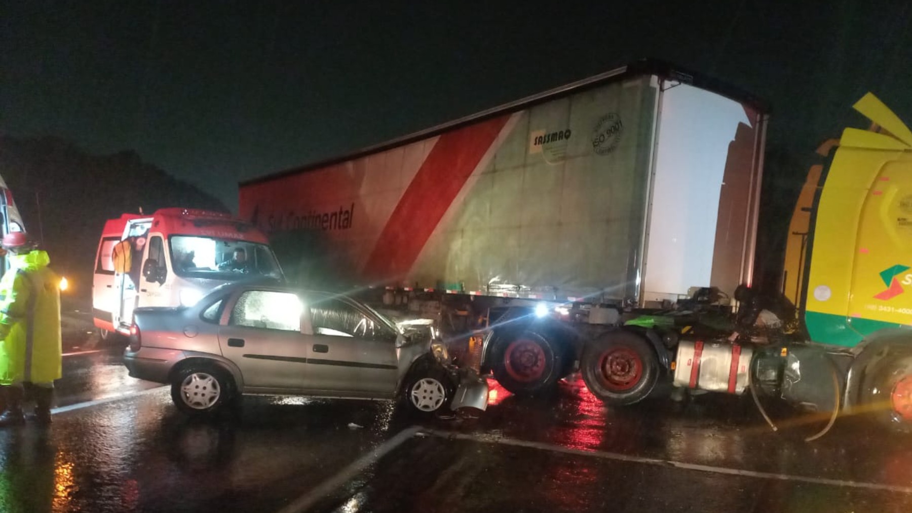 Idosa morre após carro bater em carreta que estava fazendo retorno em rodovia, no Paraná