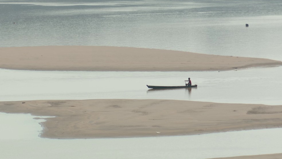 Pescador no rio Madeira, em Porto Velho — Foto: Tiago Frota/Rede Amazônica