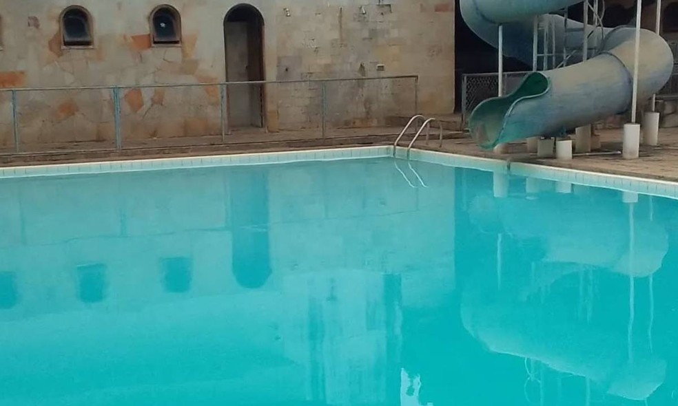Homem morreu afogado após cair em piscina de clube na Bahia — Foto: Reprodução/Redes Sociais