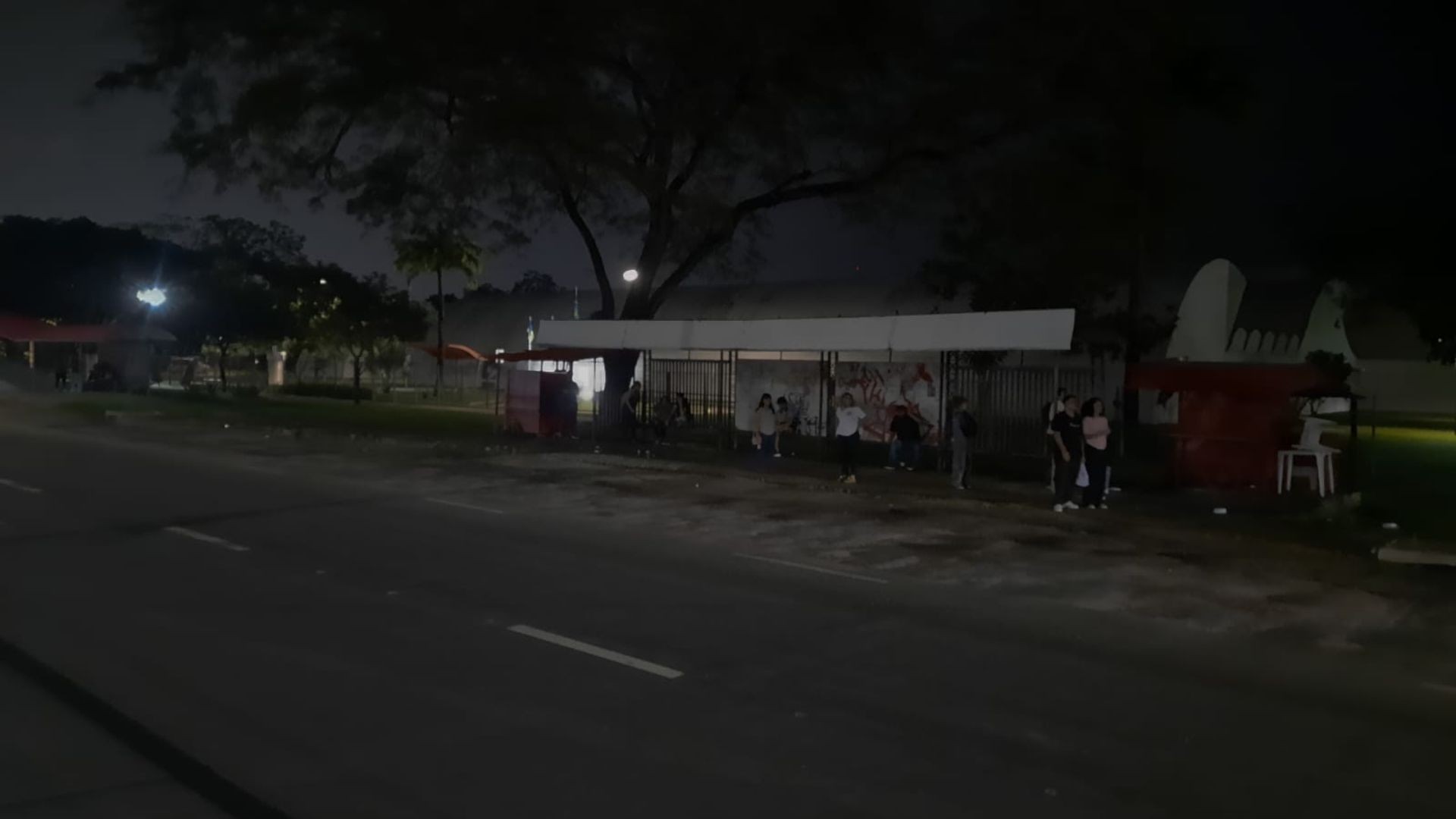 Estudantes denunciam falta de iluminação e risco de assalto em ponto de ônibus de Macapá