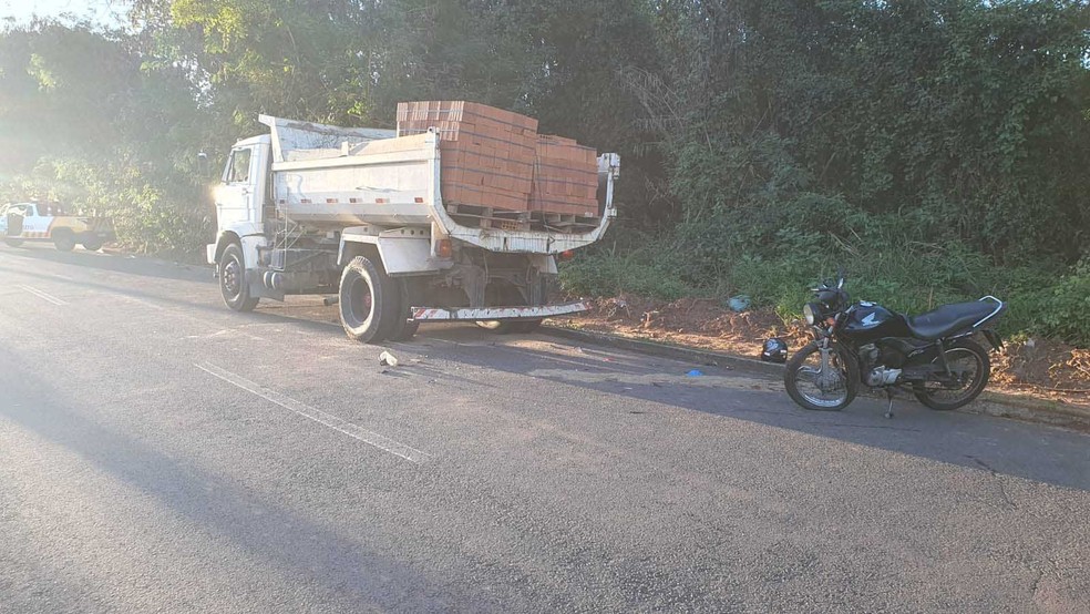 Motociclista morreu vítima de acidente de trânsito na Avenida JK — Foto: Leonardo Jacomini/g1