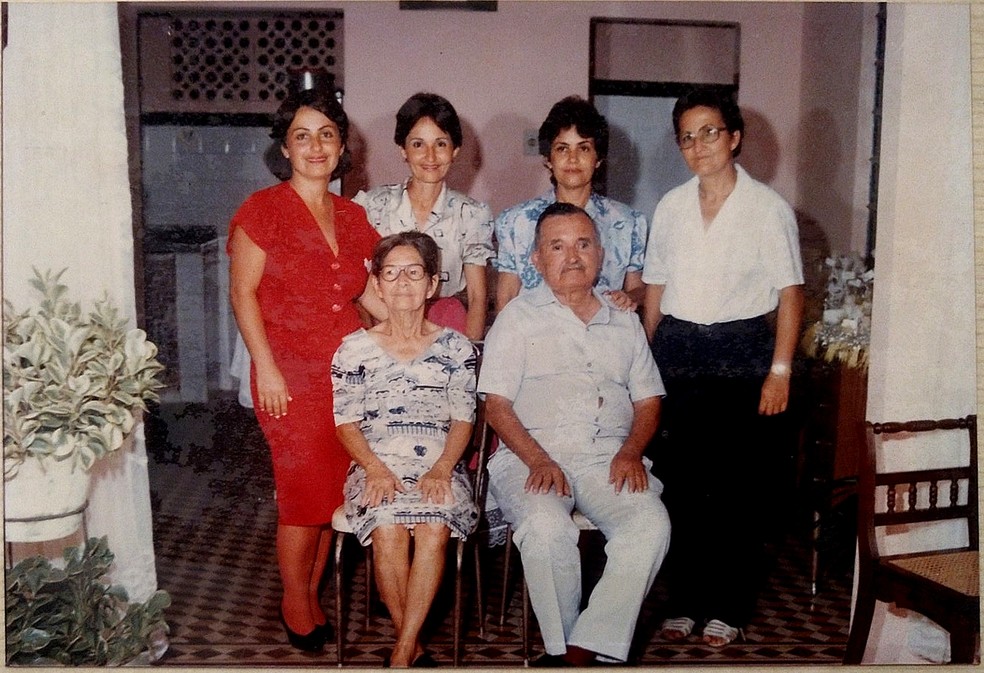 Beatriz Ferreira Duarte, Amaro Cipriano Duarte e suas quatro filhas — Foto: Acervo pessoal
