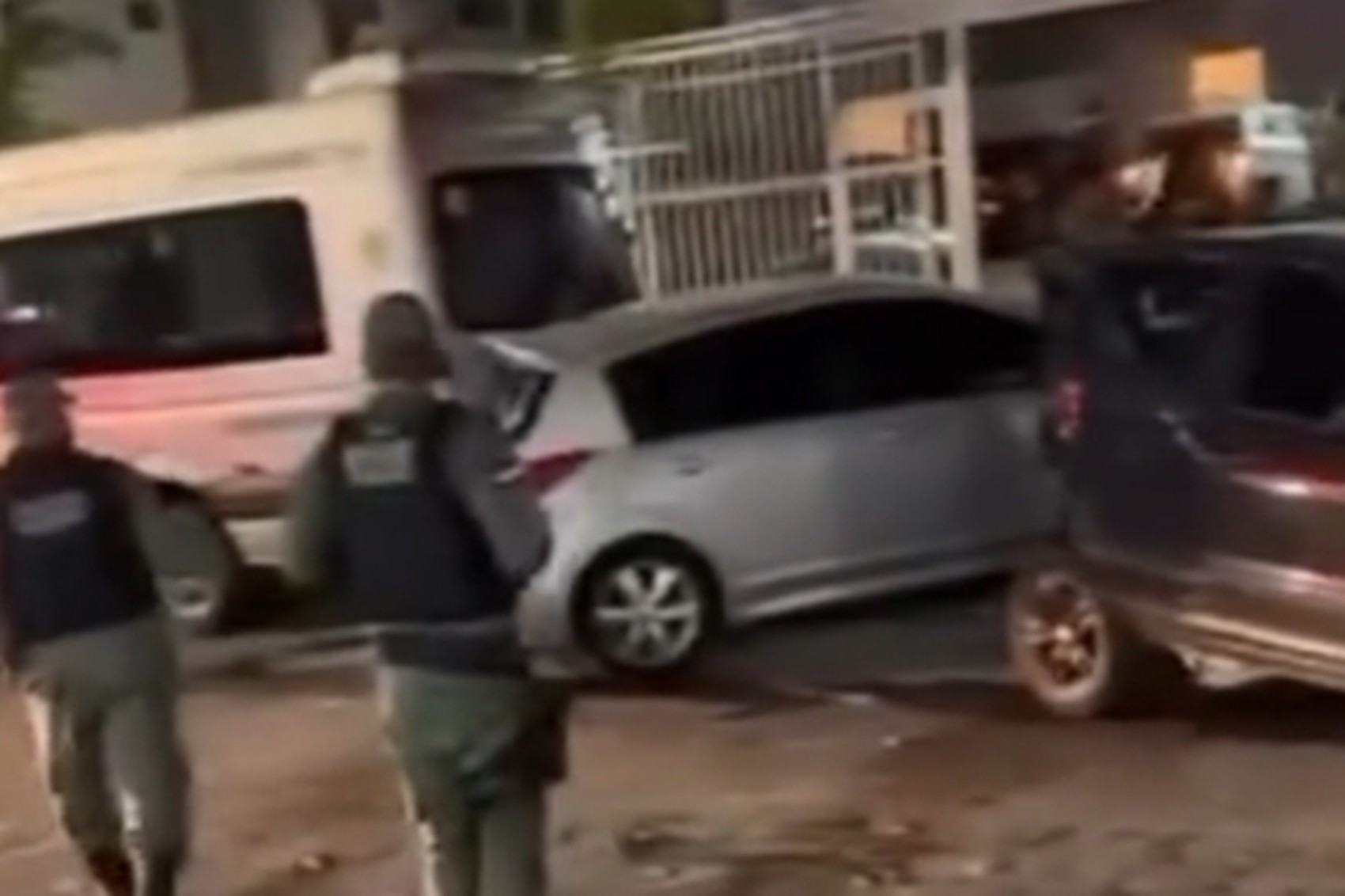 Táxi desgovernado atropela duas pessoas e bate em motos, carros, van e poste em Jaboatão