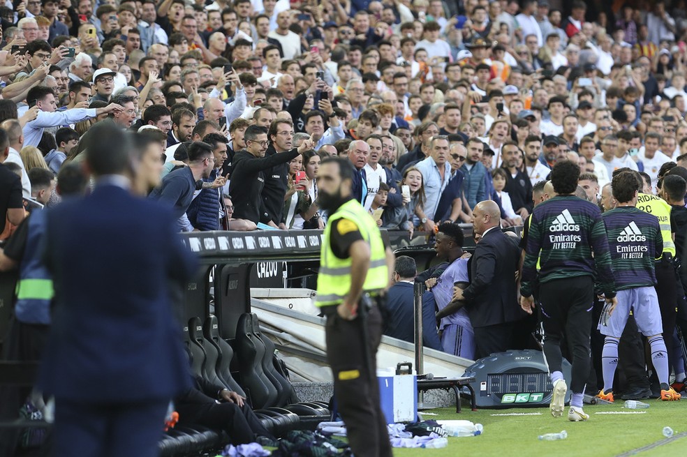 O brasileiro Vinicius Jr. deixa o campo no estádio Mestalla, em Valência, após reclamar que torcida o chamou de 'macaco' em jogo entre o Real Madrid e o Valencia, em 21 de maio de 2023.   Foto: Alberto Saiz/ AP