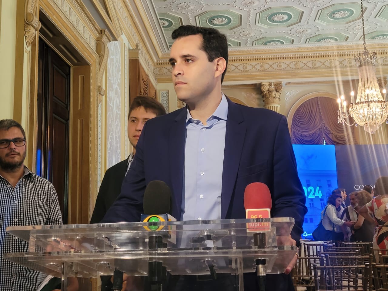 Prefeito do Rio exonera 13 secretários que vão disputar as eleições