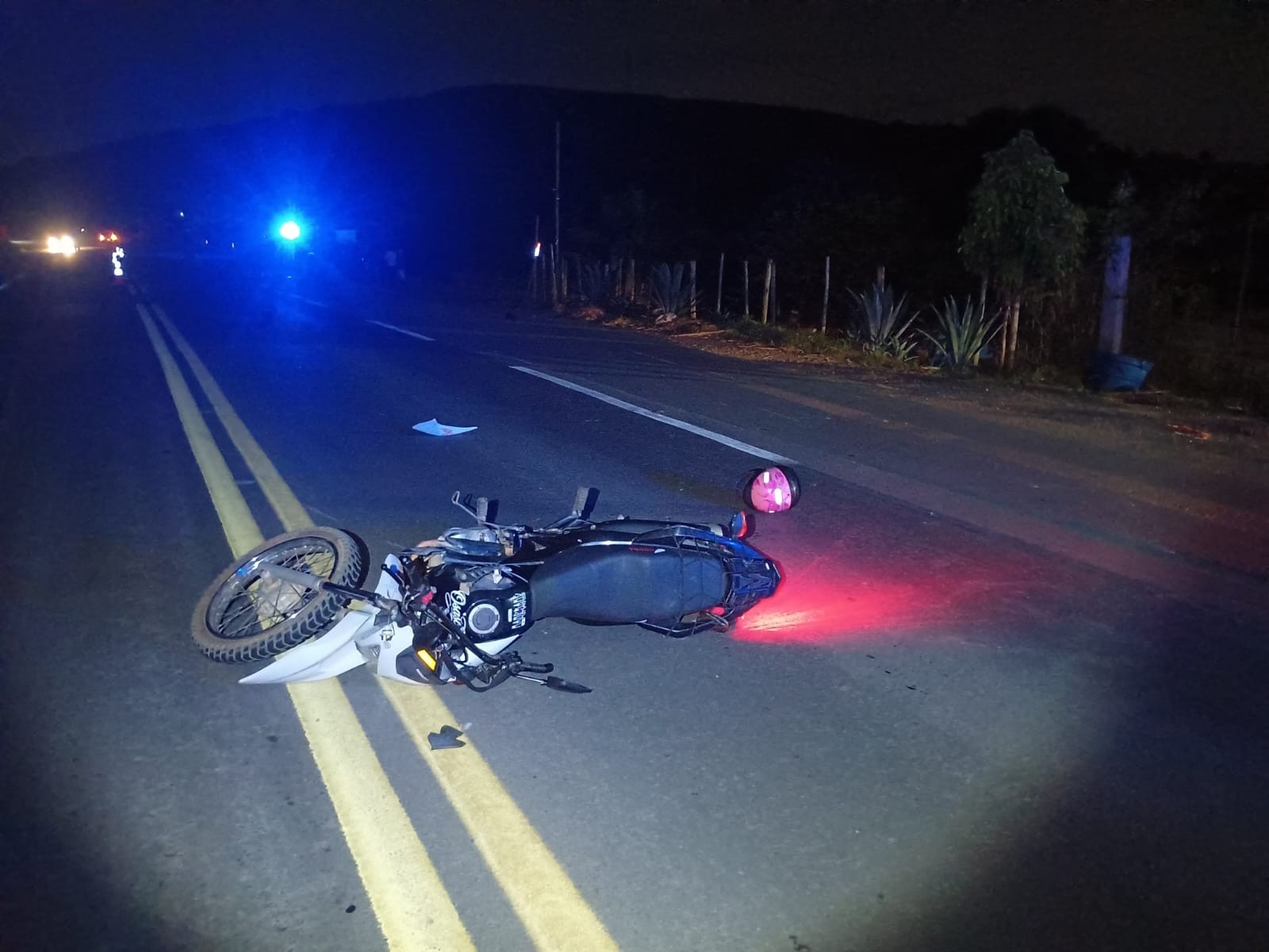 Jovem morre após cair da garupa de moto e ser atropelado por carro na BR-458, em Ipaba
