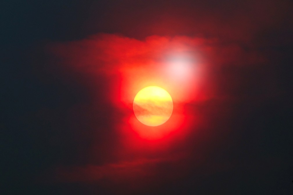 Sol encoberto por fumaça de incêndios em Penalva do Castelo, na região central de Portugal, em 16 de setembro de 2024. — Foto: Pedro Nunes/ Reuters