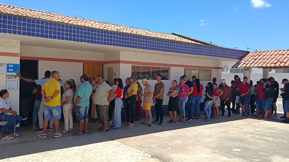 Longas filas são registradas na Creche Francisca Mineiro, em Monteiro, no Cariri paraibano. — Foto: Edvaldo José/Rede Paraíba de Comunicação