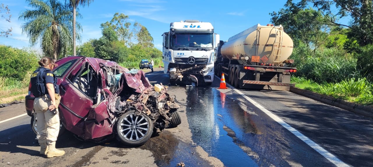 Uma pessoa morre em acidente entre carro e caminhão na BR-376, em Paranavaí