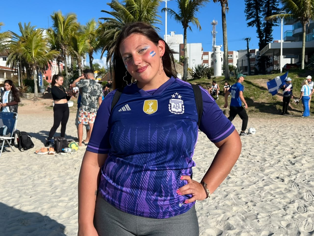 Argentinos curtem praia e lotam bares no bairro mais 'hermano' de SC antes da semifinal da Copa do Mundo
