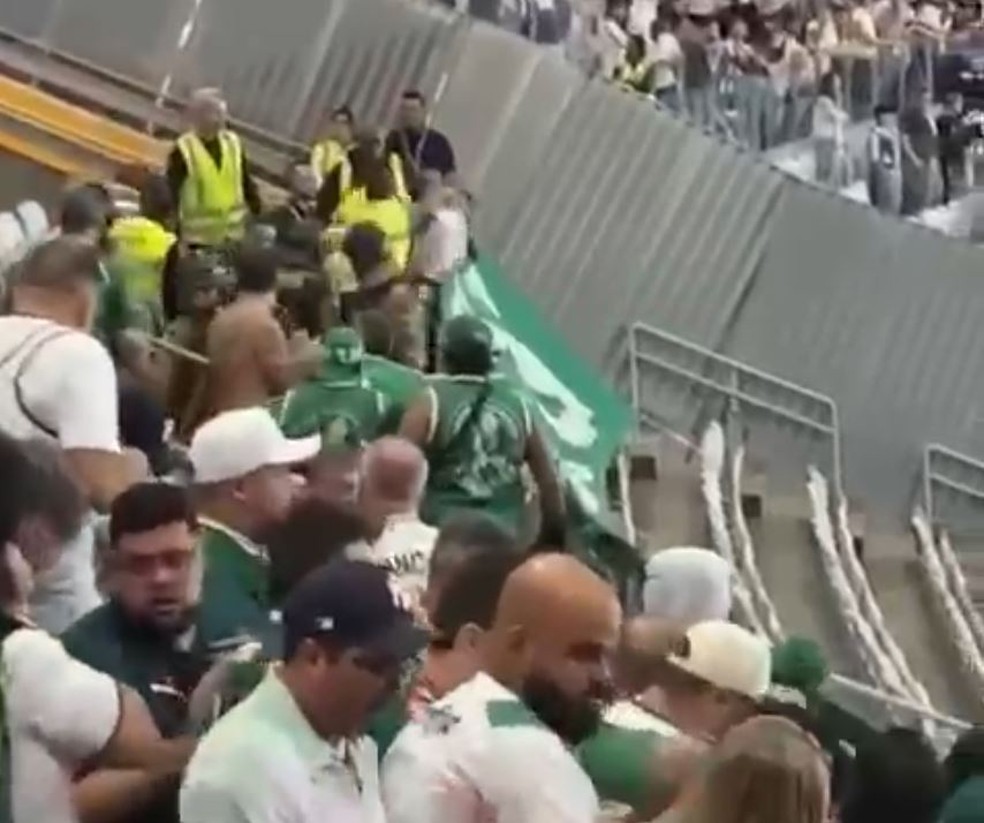 Torcedores afirmam que agressões começaram ainda no primeiro tempo do jogo. — Foto: Reprodução