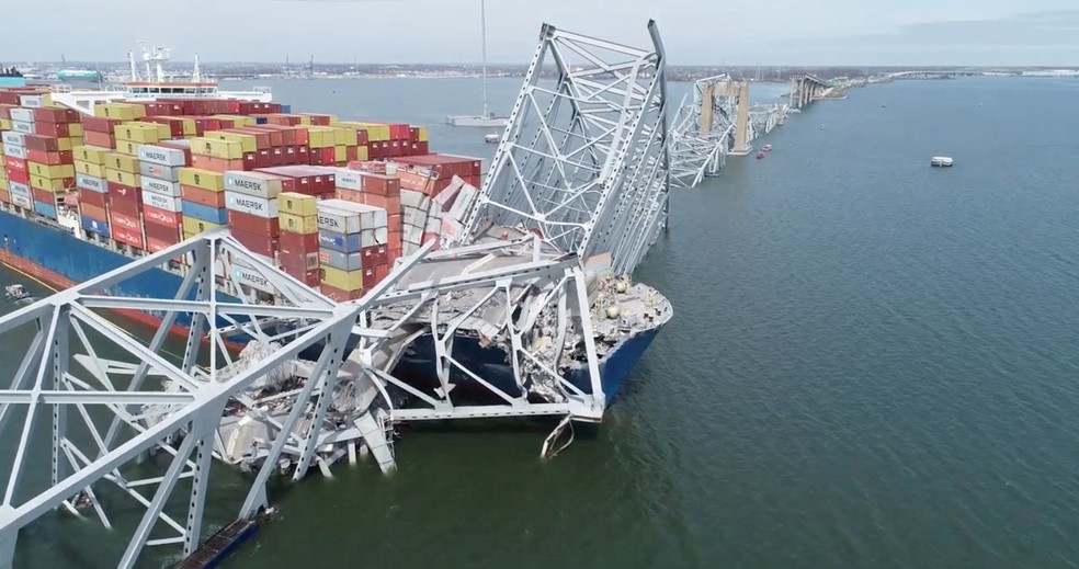 Navio bateu contra ponte em Baltimore, nos EUA, causando o colapso da estrutura — Foto: NTSB via Reuters