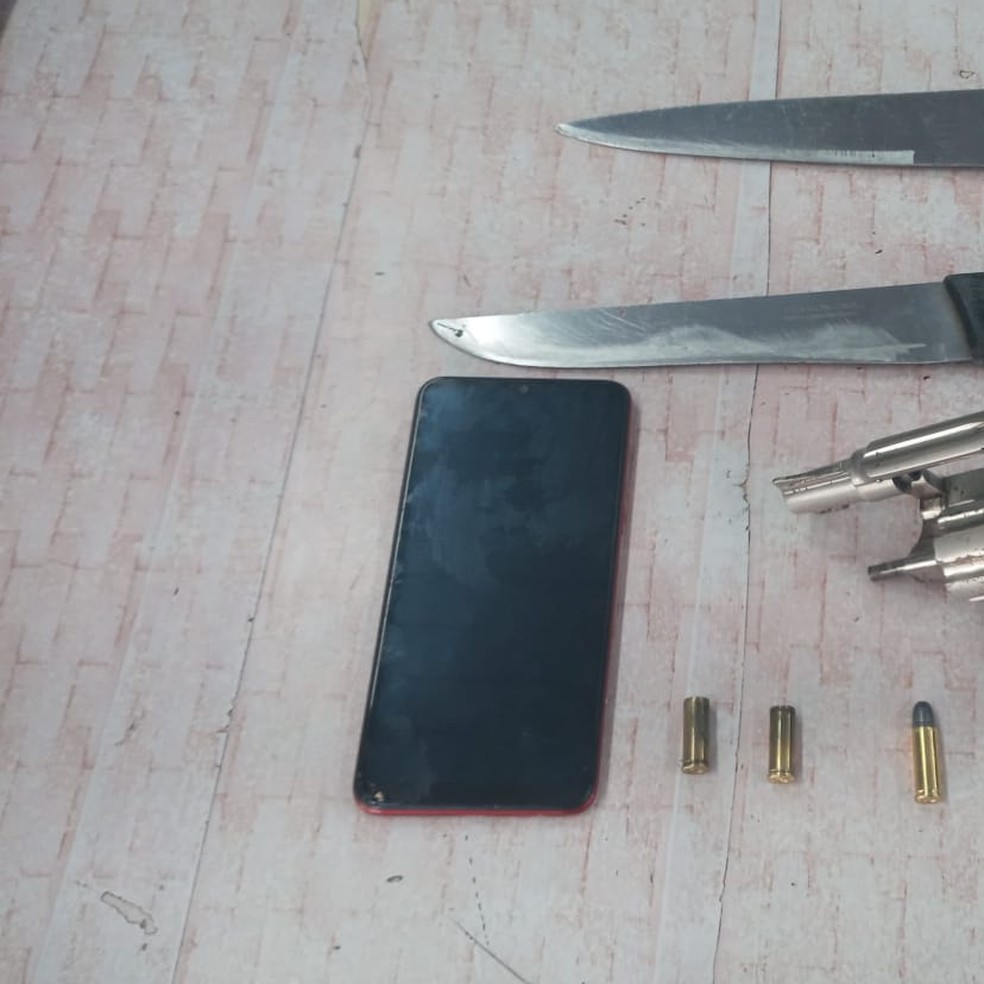 Arma e facas foram apreendidos com os adolescentes suspeitos de participarem do assalto ao ônibus, em Manaus. — Foto: Divulgação/Polícia Militar