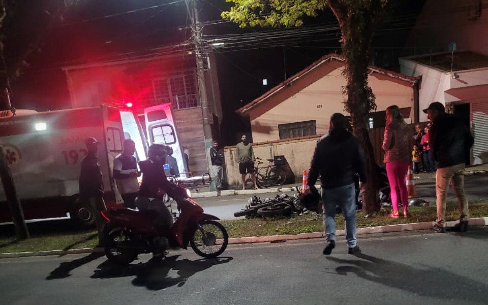 Idoso morre após bater motocicleta contra árvore em avenida de Pouso Alegre, MG