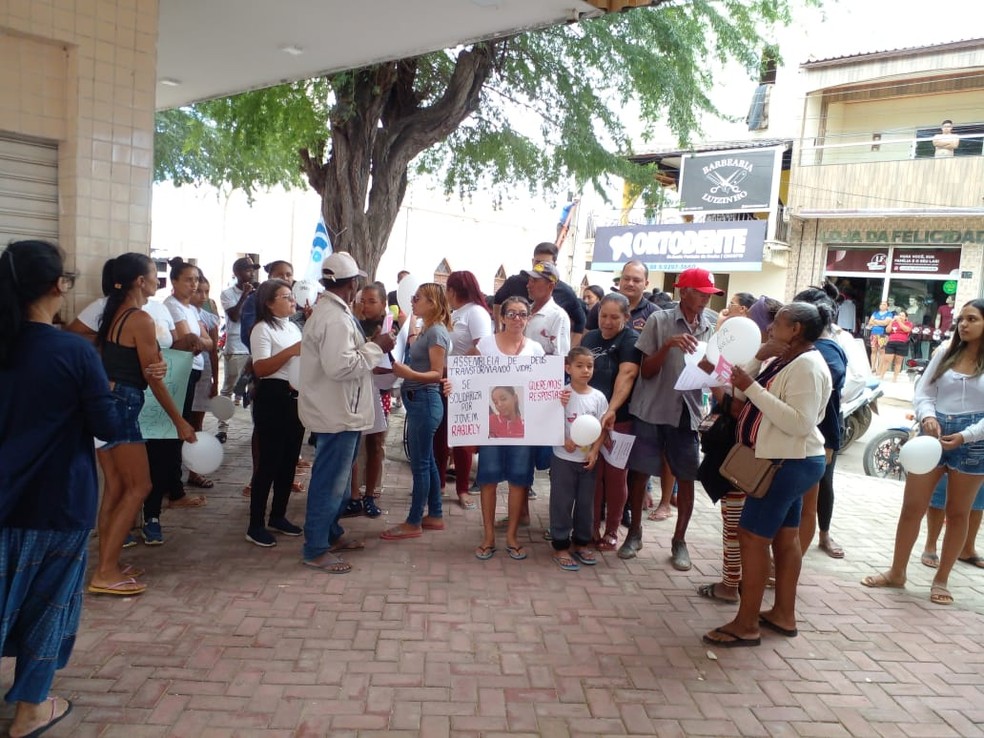 Populares fizeram uma caminhada levando cartazes com a foto da adolescente de 13 anos desaparecida em Salitre, no interior do Ceará. — Foto: Raphaell Siqueira/ Arquivo pessoal