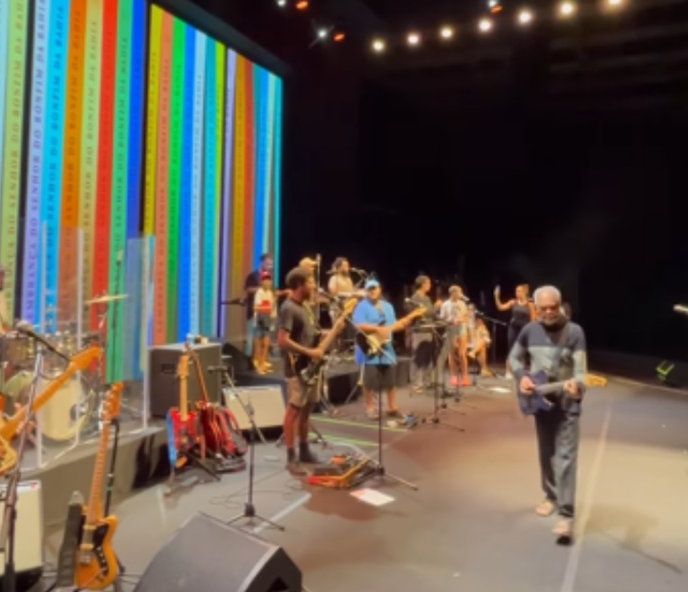 Gilberto Gil durante ensaio com a família no TCA — Foto: Redes sociais