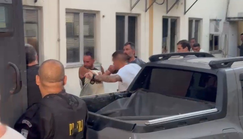 Sob protestos e xingamentos, preso por morte de menina de 11 anos na Ilha sai de delegacia em 'caveirão'; VÍDEO