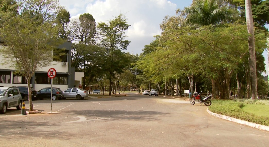 Mãe acusa Fofão de mostrar o dedo para crianças em carreta polêmica em Campo  Grande