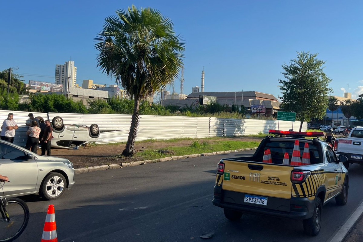 VÍDEO: carro capota após batida com caminhonete no Centro de Cuiabá