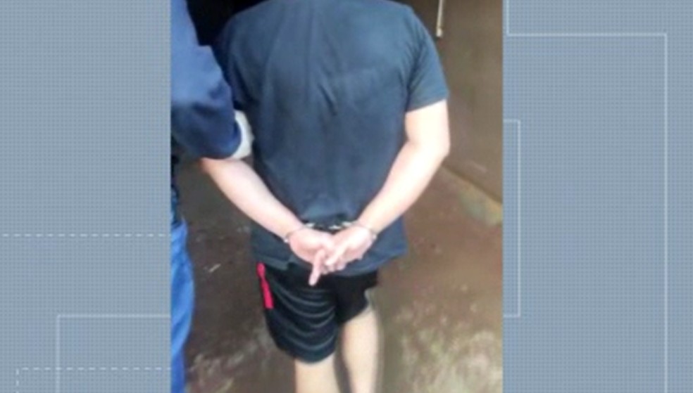 Homem foi preso em flagrante por documentos falsos; Nucria investiga possíveis abusos  — Foto: Reprodução RPC 