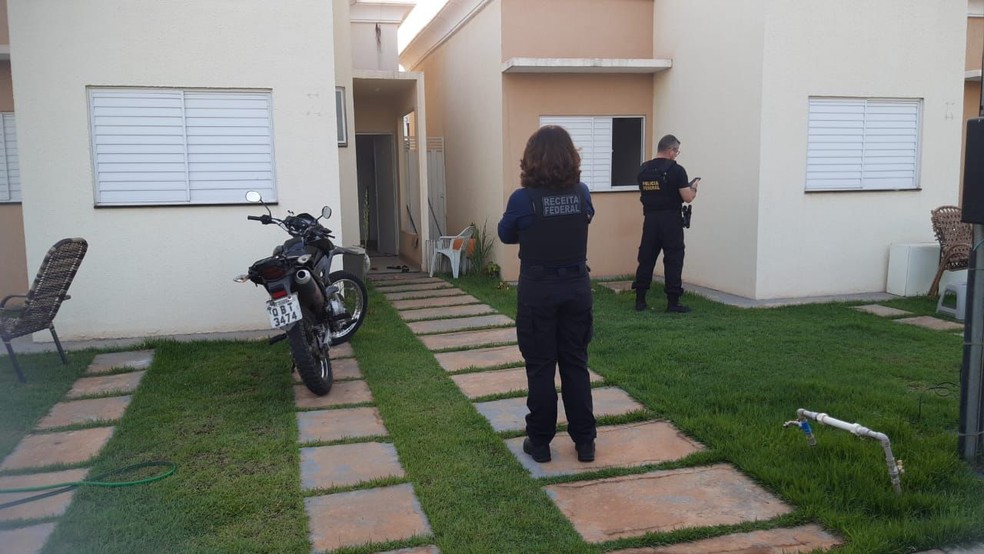 Ao todo, 20 auditores-fiscais e analistas tributários e 76 policiais federais participaram do cumprimento dos mandados. — Foto: Polícia Federal
