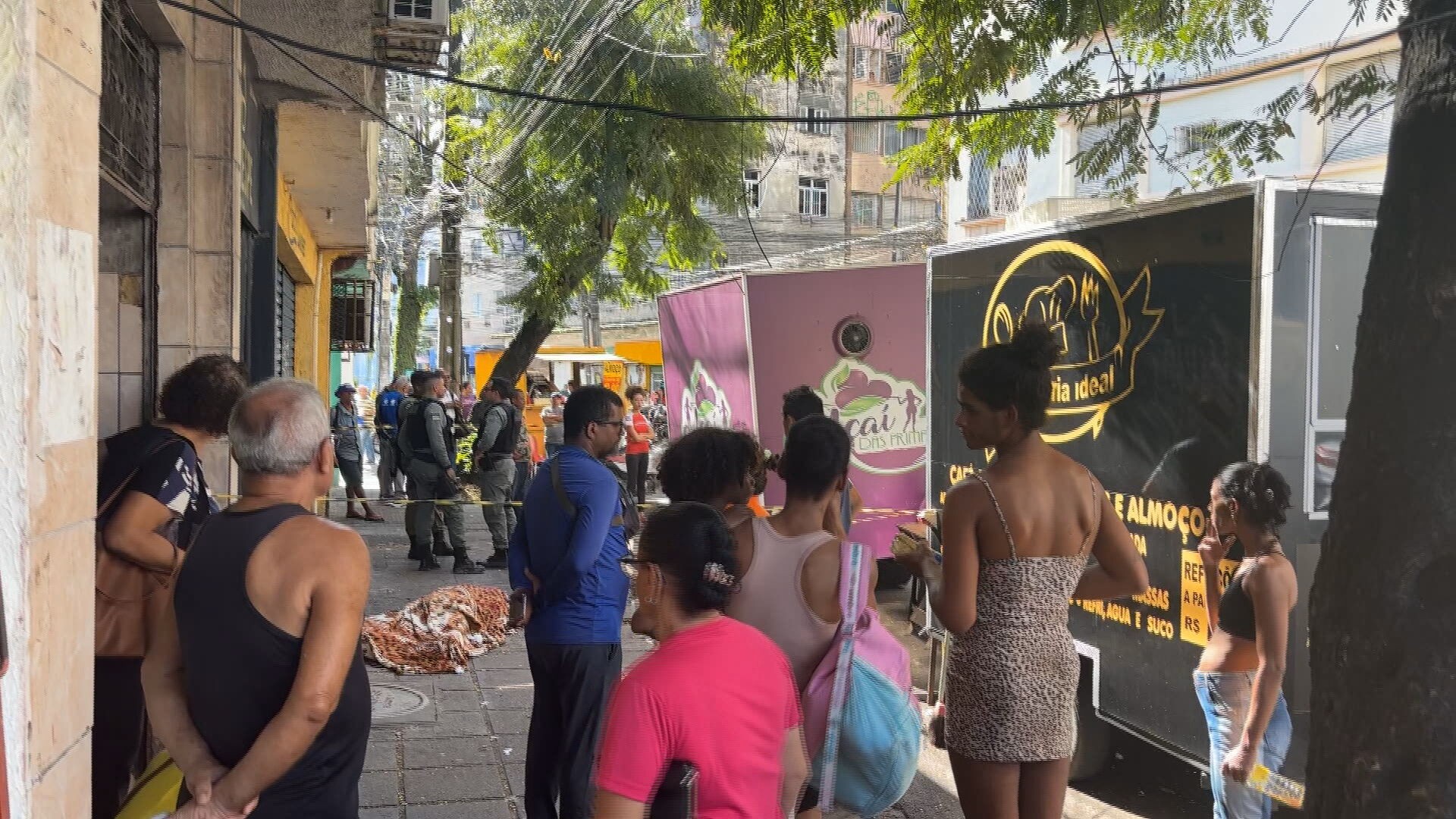Morador de rua morre eletrocutado ao escorregar na calçada e tocar em barraca de lanches no Recife: 'Ele foi pedir comida', diz amigo
