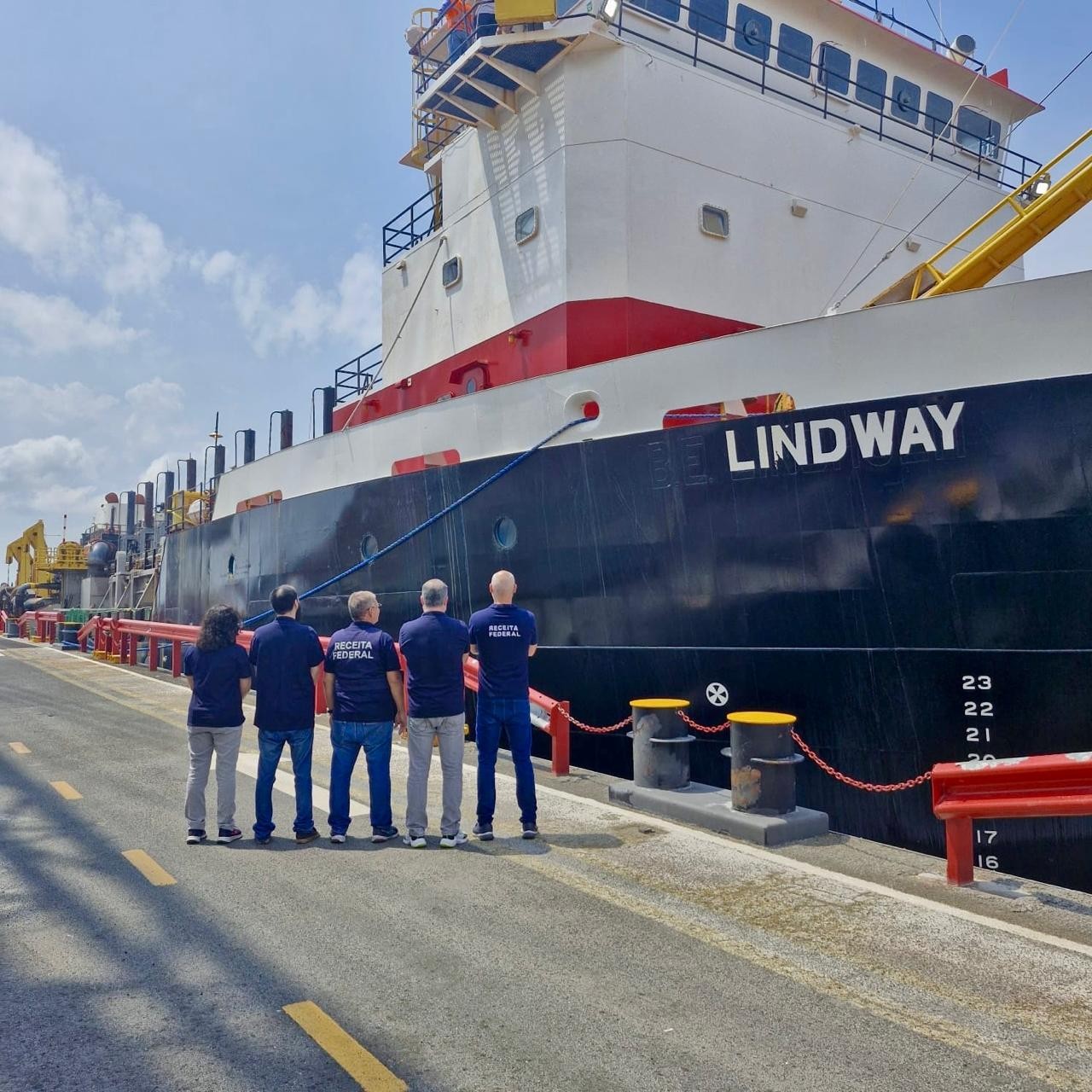 Navio-draga americano é liberado para fazer dragagem do Rio Amazonas em meio à seca histórica que o estado vive