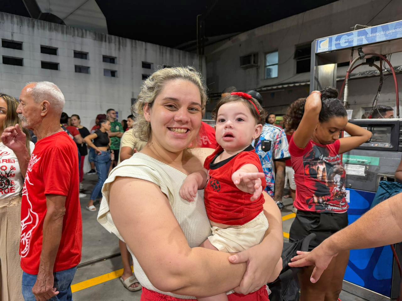 VÍDEO: na Alvorada de São Jorge, drones colorem o céu de Quintino, na Zona Norte do Rio