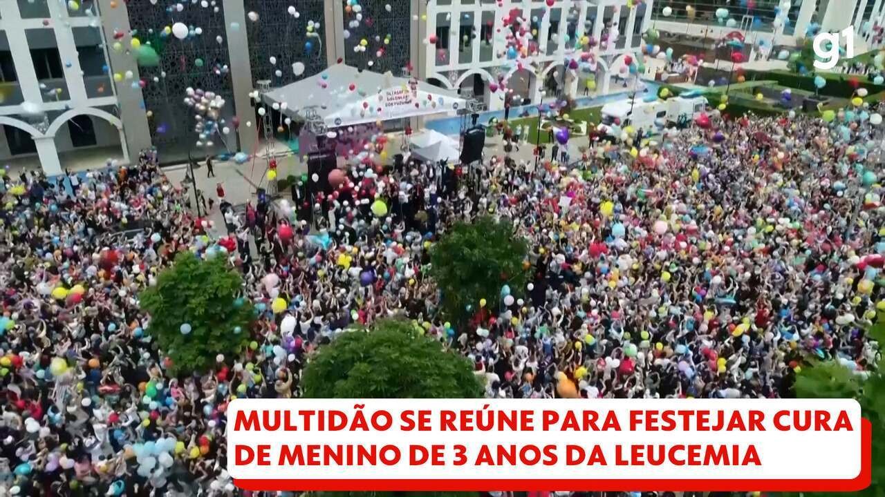 Multidão se reúne na Turquia para festejar cura de menino de 3 anos da leucemia; VÍDEO