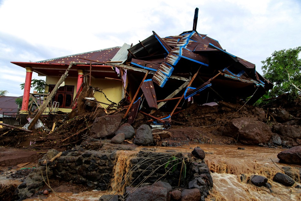 Uma casa destruída após enchentes na vila de Rua, Ternate, na província de Maluku do Norte, na Indonésia. — Foto: Antara Foto/Andri Saputra/via REUTERS