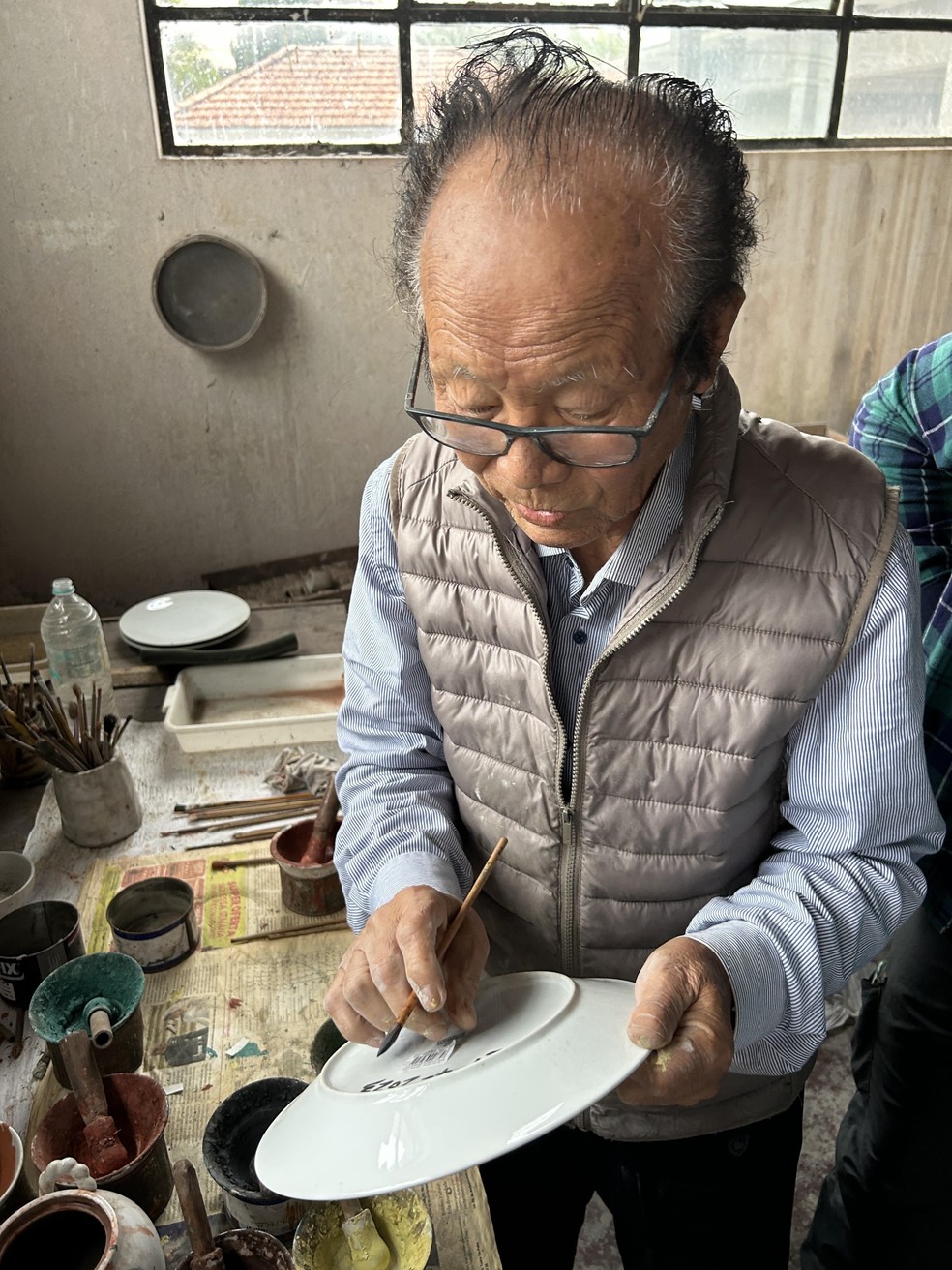 Kojima trabalhando na produção de cerâmica em Mauá, aos 89 anos — Foto: Ricardo Hiar/TV Globo