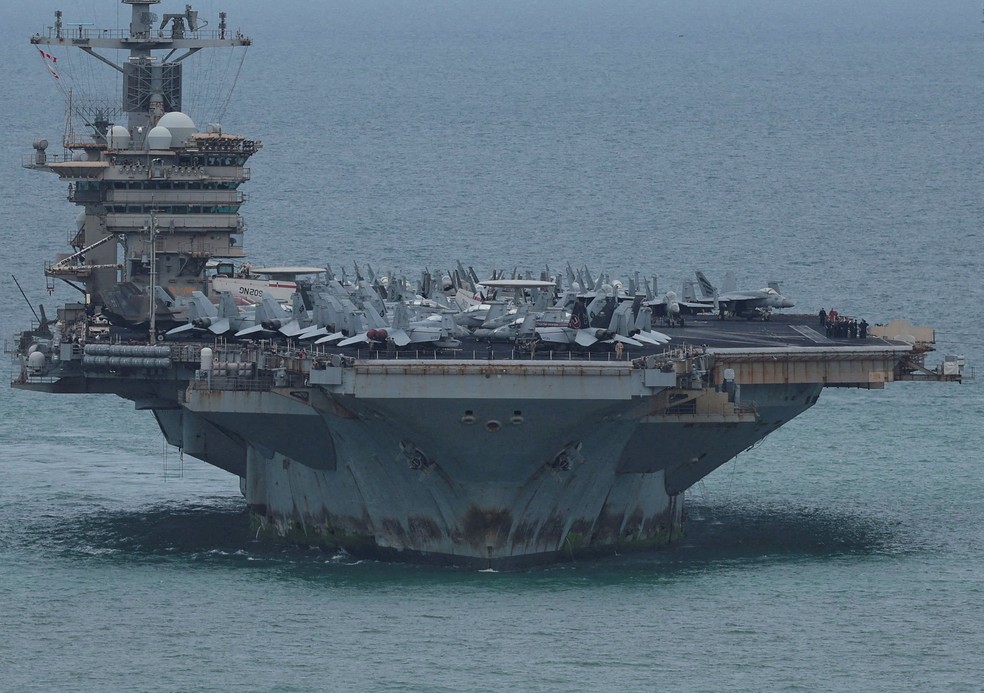Porta-aviões USS Abraham Lincoln, dos Estados Unidos, ao chegar à Tailândia em setembro de 2026 após passar quase 300 dias em alto mar. — Foto: REUTERS/Chalinee Thirasupa