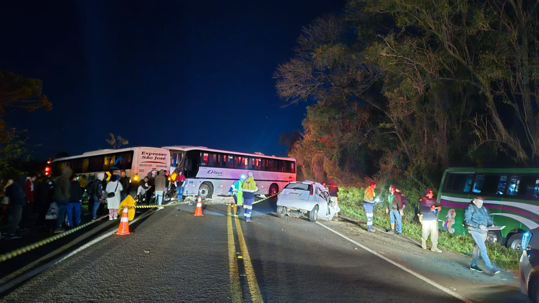 Duas pessoas morrem e 13 ficam feridas após acidente com carro e três ônibus no Paraná