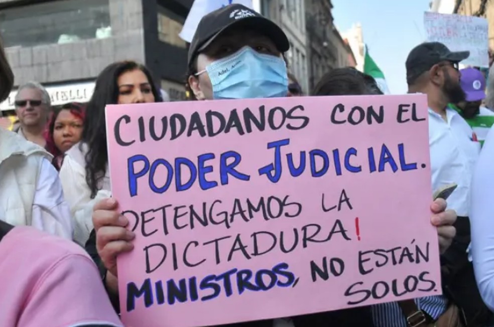 Muitos partidos políticos e grupos da sociedade civil rejeitam a votação popular para escolha de juízes. — Foto: Getty Images via BBC