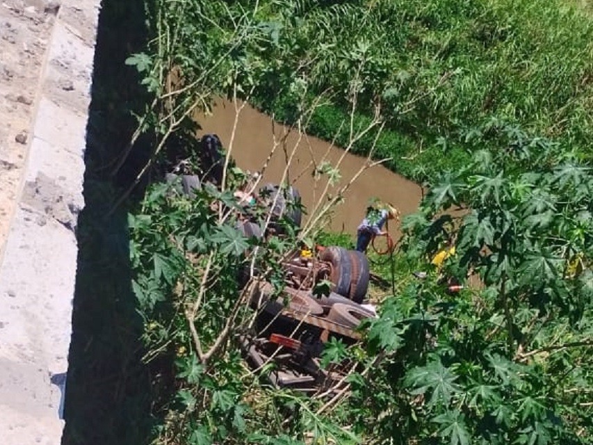 Caminhão cai de ponte sobre o Rio Santo Anastácio na Rodovia da Integração, em Marabá Paulista