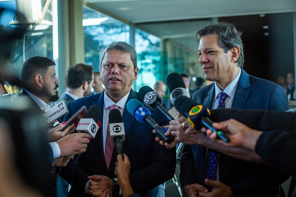 Tarcísio de Freitas e Fernando Haddad após reunião no Ministério da Fazenda, nesta quarta-feira (5), em Brasília.  — Foto: Diogo Zacarias/Ministério da Fazenda