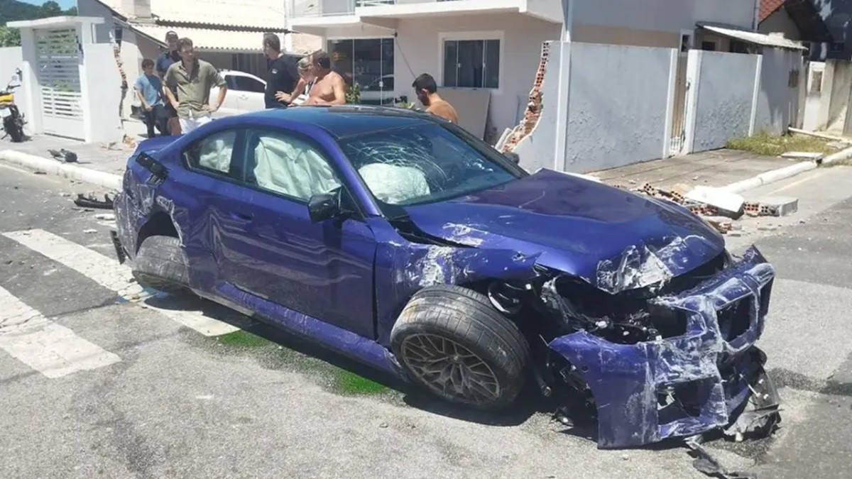 BMW de R$ 650 mil fica destruída após motorista derrubar muro de casa em Balneário Camboriú