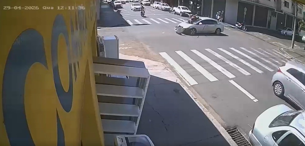 VÍDEO: Mulheres rolam sobre capô e são arremessadas após batida entre carro e moto em Uberlândia