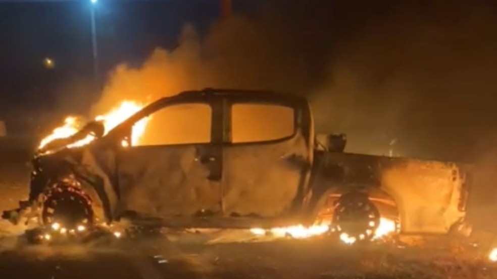 Caminhonete foi destruída pelo fogo após colisão com outros dois veículos. — Foto: Reprodução