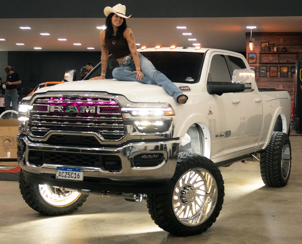 Ana Castela e sua RAM 3500 com modificações — Foto: Reprodução / Instagram