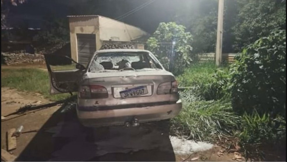 O carro teve uma pane mecânica e foi incendiado por pessoas que estavam no local — Foto: TV Globo/Reprodução