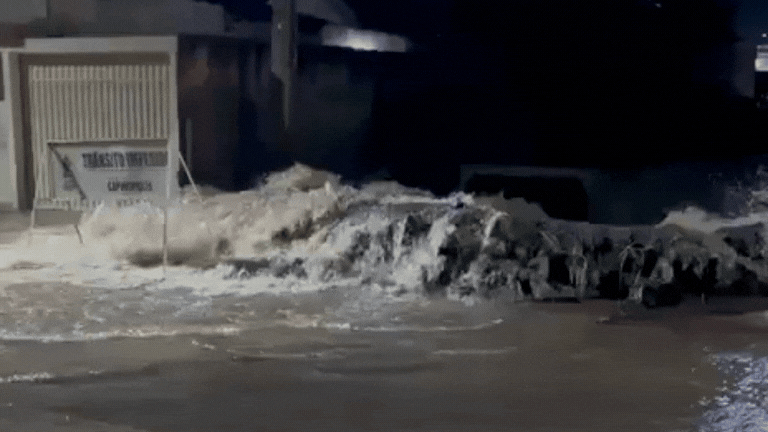 VÍDEO: Chuva interdita trecho de rodovia e transforma ruas em rios no interior de MG