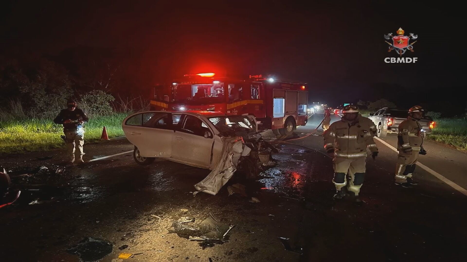 VÍDEO mostra momento em que ônibus fecha carro e causa acidente no DF