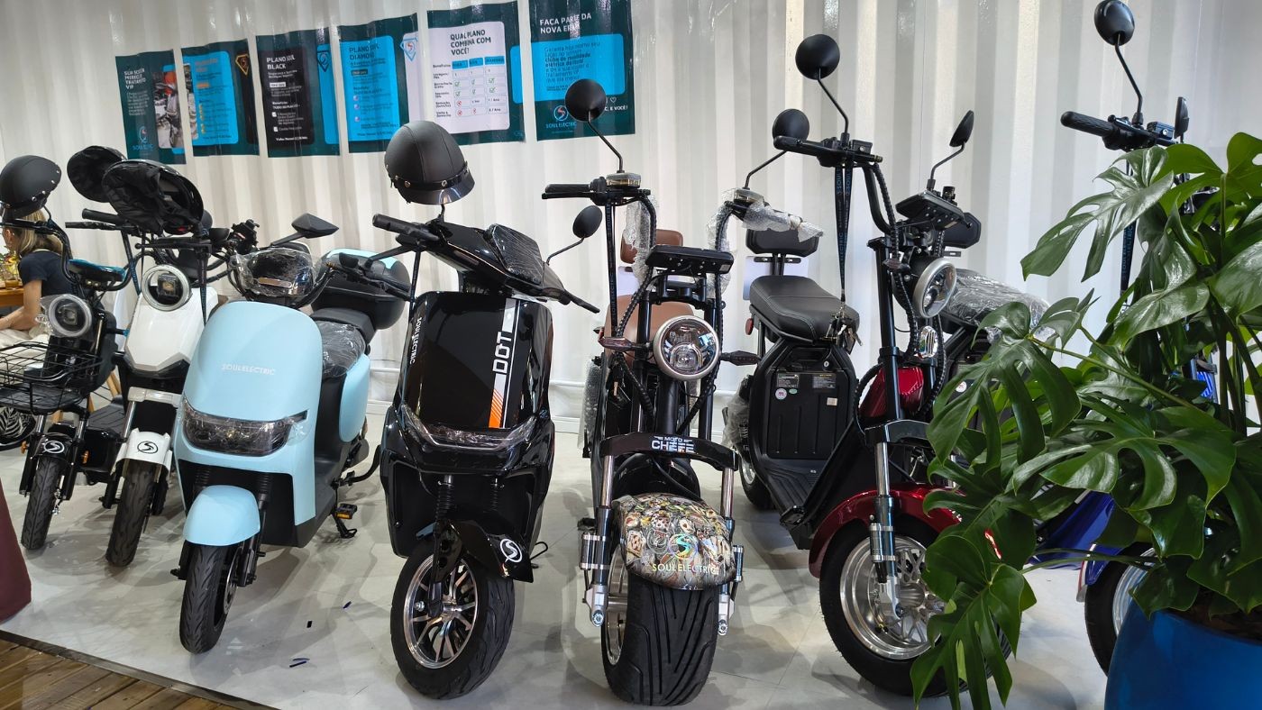Lei diferencia scooters elétricas de ciclomotores; saiba as diferenças